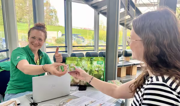 On-site consultation: Carolin Ruckdeschel from AOK Bavaria advises GEALAN employees on health prevention (photo: GEALAN).